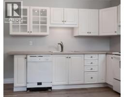 136 ROBINSON Street - 24