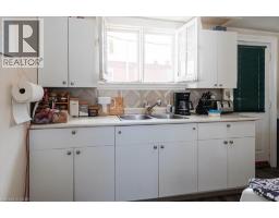 136 ROBINSON Street - 38