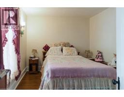 136 ROBINSON Street - 42