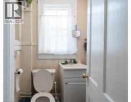 136 ROBINSON Street - 44