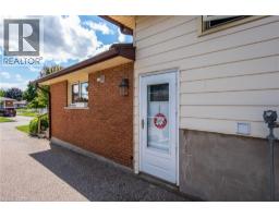77 ROBERTS Crescent - 34