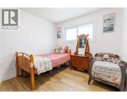 18 SILVERDALE Crescent - 16