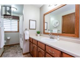 2 PEREGRINE Crescent - 40