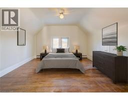 698 KING Street W - 16