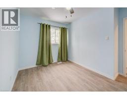 33 GARLAND Crescent - 32