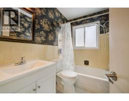 33 GARLAND Crescent - 34