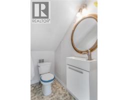 13 DEVITT Avenue N - 24