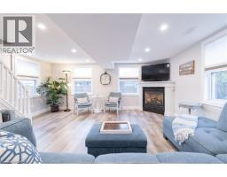 11 DIETRICH Crescent - 14