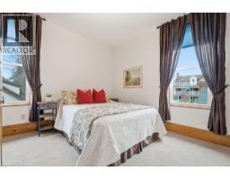 24 QUEENSWAY Drive - 38