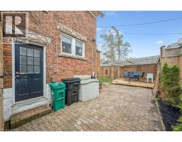 9 SPADINA Road E - 35