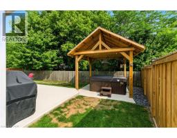 9 MACNEIL Court - 31