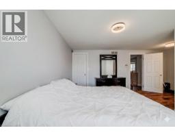 17 RED CLOVER Crescent - 21