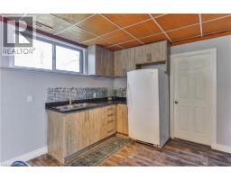 98 THOMAS Avenue - 33