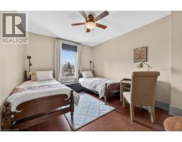 158 TALBOT Street N - 33