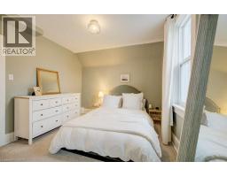 8 SPRING Street E - 25