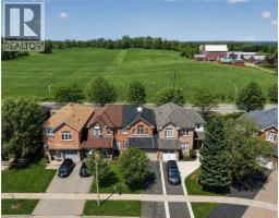 62 MOORE Crescent - 2