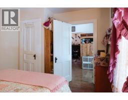 136 ROBINSON Street - 34