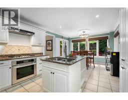 7 CHANDOS Drive - 12