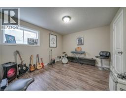 32 LANGRELL Avenue - 35