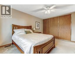 2 FALLS Crescent - 12