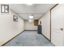 2 FALLS Crescent - 18