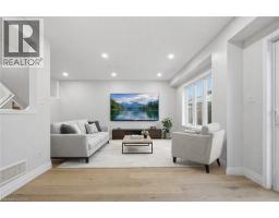 930 ZELLER Crescent - 3