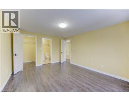 40 RED CLOVER Crescent - 37