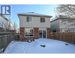 8 LIVINGSTONE Crescent - 40