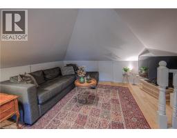 31 STIRLING Avenue N - 32