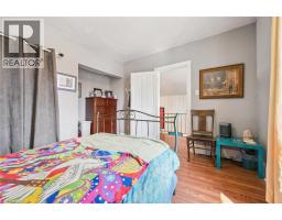 156 WELLINGTON Street N - 32