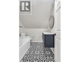 9 DUNBAR Road S - 24