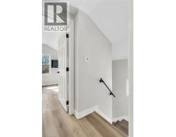 9 DUNBAR Road S - 25