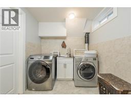 228 HOLBEACH Crescent - 32