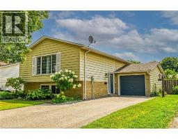 16 CRESTLYNN Crescent - 1