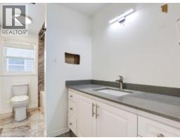 14 CHATEAU Crescent - 36