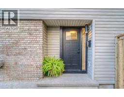 563 ELGIN Street N - 4