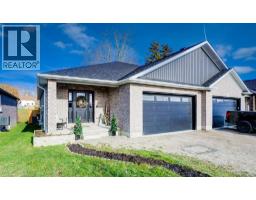 8 MALCOLM Crescent - 1