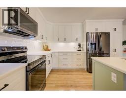 8 MALCOLM Crescent - 12