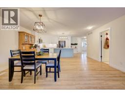 8 MALCOLM Crescent - 18