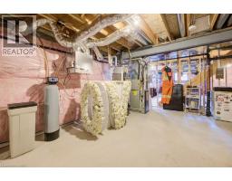 8 MALCOLM Crescent - 36