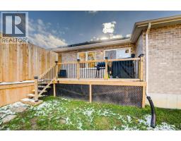 8 MALCOLM Crescent - 40