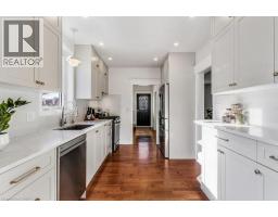 61 BARRIE Street - 9