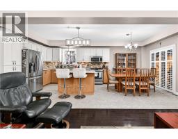 20 HINRICHS Crescent - 18