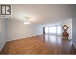 11 FALLS Crescent - 6