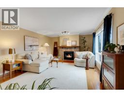 32 KINGFISHER Crescent - 13