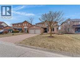 32 KINGFISHER Crescent - 38