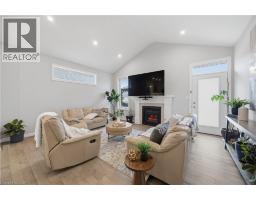 43 LOWRIE Crescent - 12