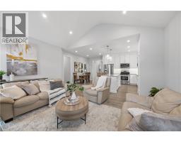 43 LOWRIE Crescent - 14