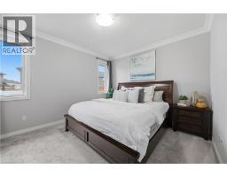 43 LOWRIE Crescent - 16