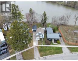 221 CHAPMAN Street E - 1